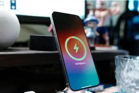 潮南苹果15换屏服务分享用什么充电器给iPhone15充电更好 